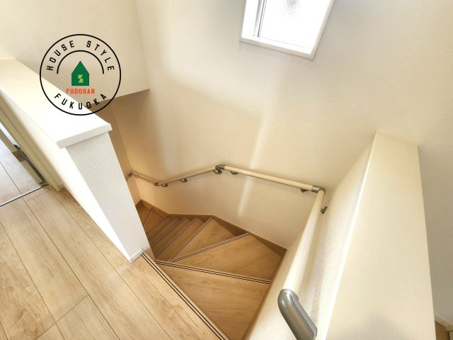 筑紫野市二日市北8丁目第6-2棟（2号棟）の内観：施工例|＜手すり付階段＞手すりがないと階段の昇り降りで危険なことはもちろん、壁に手をつきながら歩くことで壁紙が汚れやすくなります。すべての方に快適に昇り降りしていただくため、手すりを設置しました。