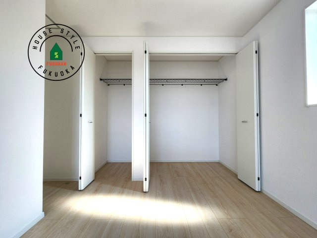 筑紫野市二日市北8丁目第6-2棟（2号棟）の内観：施工例|【WIC（ウォークインクローゼット）】 たくさんの洋服をかけてもシワになりにくいウォークインクローゼット。洋服以外にも、普段使わない家電やスーツケース、ストック品など何でも片付く嬉しい空間です。