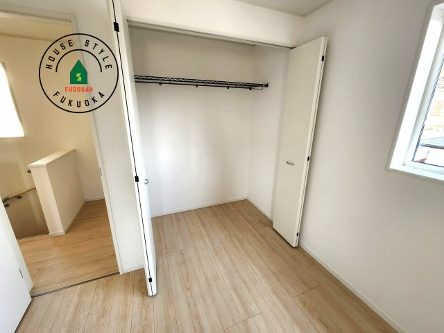 筑紫野市二日市北8丁目第6-2棟（2号棟）の内観：施工例|壁面クローゼットのメリットは、衣類が横一列に並ぶためひと目で洋服が選びやすいこと。衣類をたくさんお持ちの方も、限られたスペース内に無理なく収納することができます。