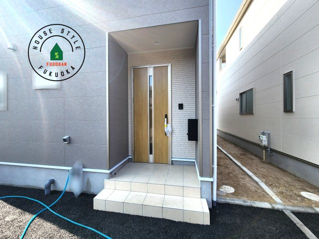 筑紫野市二日市北8丁目第6-2棟（2号棟）の外観：施工例|地盤調査済 / 玄関へ向かうまでのアプローチに漂う上質が期待感をもたせます。玄関は建物の顔。落着きを醸し出した自己主張が心に訴えてきます。