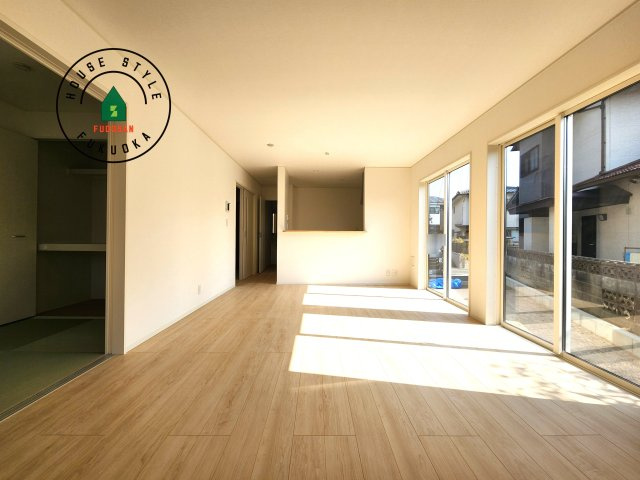 筑紫野市二日市北8丁目第6-2棟（2号棟）の洋室|キッチンからリビングをしっかり確認できます。家族の笑顔があふれる空間になりそうですね。※家具はCGを合成したものです。