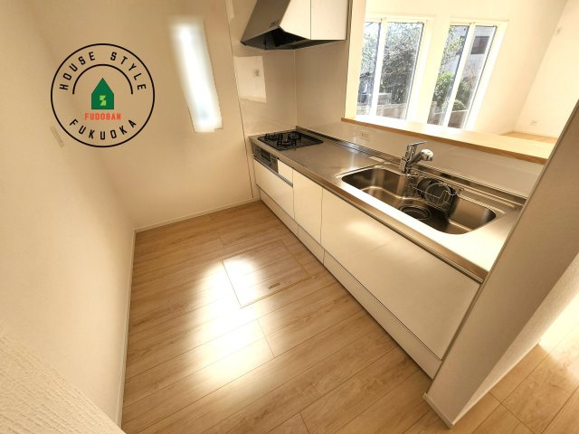 筑紫野市二日市北8丁目第6-2棟（2号棟）の内観：施工例|カウンターキッチンなら、リビングで遊ぶ子供の様子を見ながら料理ができるので安心です。料理を運んでもらったり、子供にお手伝いしてもらいやすいのもいいですね。