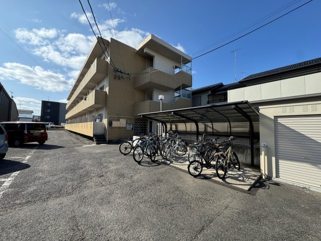 想定年間賃料1,231.9万　想定利回り6.16％　鉄筋コンクリート造の外観