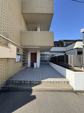 想定年間賃料1,231.9万　想定利回り6.16％　鉄筋コンクリート造の玄関