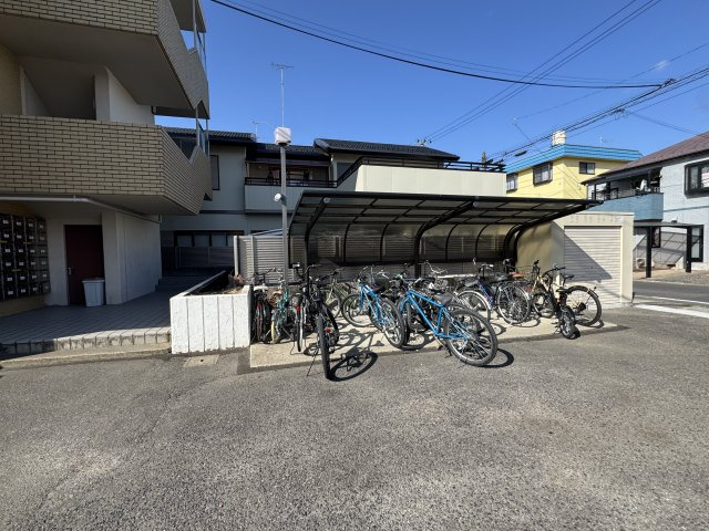 想定年間賃料1,231.9万　想定利回り6.16％　鉄筋コンクリート造の駐輪場