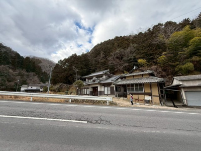 【前面道路含む現地写真】 | 北区御津勝尾中古戸建 | 前面道路広めです。