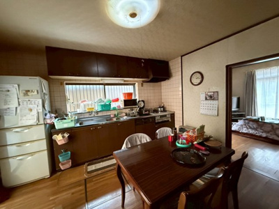 【内装】 | 北区御津勝尾中古戸建 | システムキッチンです。隣に洋室あり。