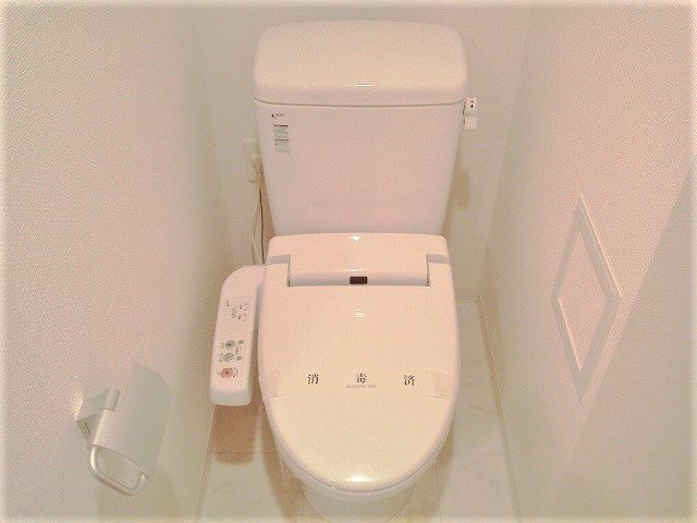 メインステージ大森北のトイレ|吊戸棚と温水洗浄便座付きのトイレ