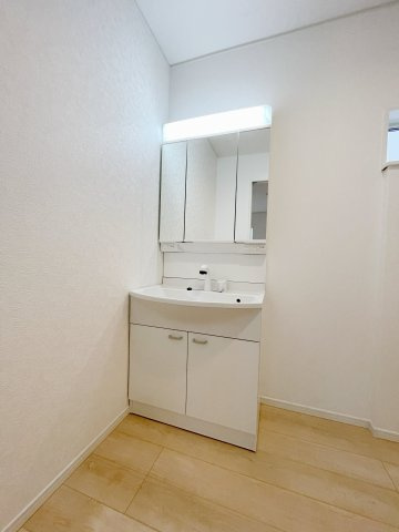 新築戸建・新築建売　熊谷市石原第7　石原小・荒川中の独立洗面台|三面鏡付き洗面台は鏡の内側に収納がついていて歯ブラシなどの小物収納に便利です！