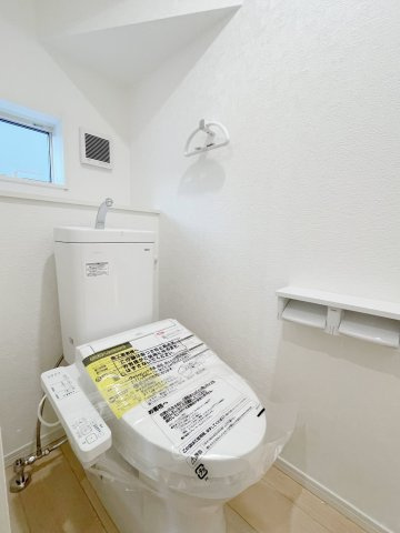 新築戸建・新築建売　熊谷市石原第7　石原小・荒川中のトイレ|階段下のデッドスペースを有効活用した1階トイレ！2階にもトイレがあります！