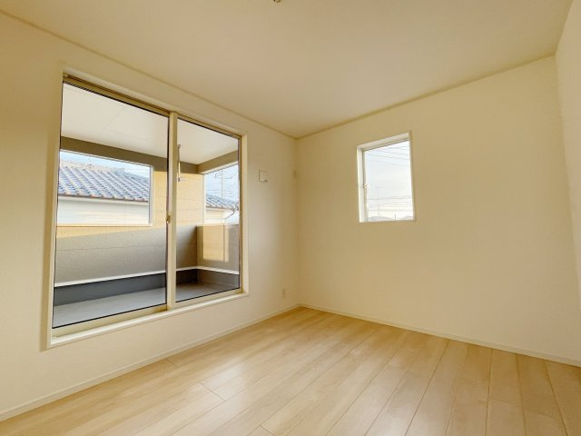 新築戸建・新築建売　熊谷市石原第7　石原小・荒川中の洋室|直射日光を避けられるインナーバルコニーに面した明るい洋室！