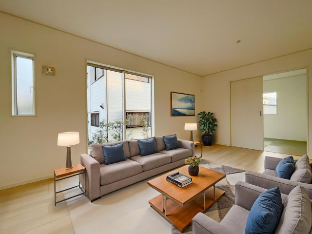 新築戸建・新築建売　熊谷市石原第7　石原小・荒川中の居間・リビング|画像はバーチャルホームステージングの加工による演出で、実際の家具は付きません。