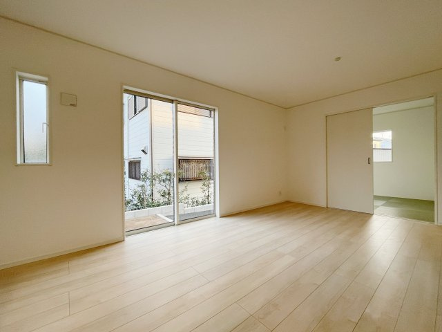 新築戸建・新築建売　熊谷市石原第7　石原小・荒川中の居間・リビング|リビングは道路に面していないので外部からの視線を気にせずのんびり過ごせます♪