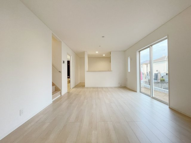 新築戸建・新築建売　熊谷市石原第7　石原小・荒川中の居間・リビング|家族のコミュニケーションが取りやすい人気のリビング階段付き！