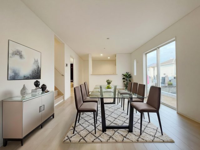 新築戸建・新築建売　熊谷市石原第7　石原小・荒川中の居間・リビング|画像はバーチャルホームステージングの加工による演出で、実際の家具は付きません。