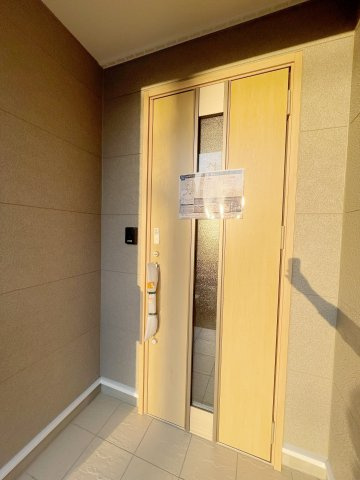 新築戸建・新築建売　熊谷市石原第7　石原小・荒川中の玄関|人感センサー付玄関灯やカメラ付きインターホン付きの玄関はセキュルティー対策も充実◎