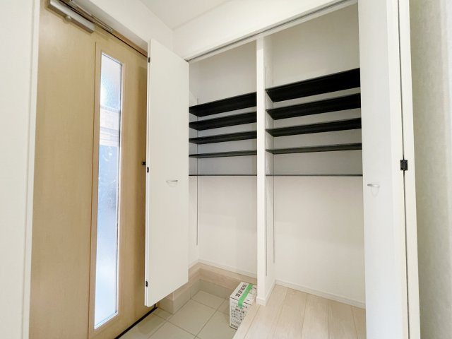新築戸建・新築建売　熊谷市石原第7　石原小・荒川中の収納|上部までたっぷり収納できる玄関収納◎玄関先をすっきり整頓できます！