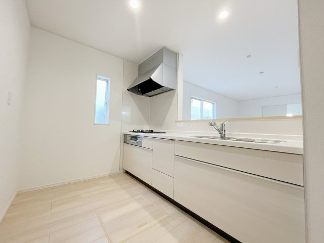 新築戸建・新築建売　熊谷市石原第7　石原小・荒川中のキッチン|対面式のシステムキッチンなので家族の様子を見守りながら料理や片付けができます！