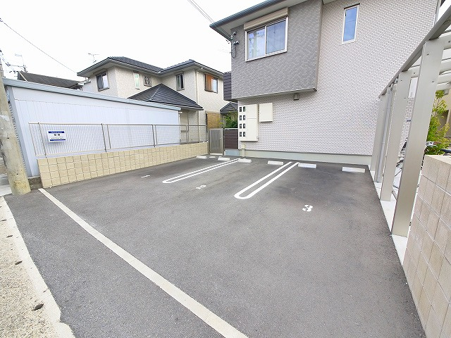 ラシーネ芝辻ルーチェの駐車場