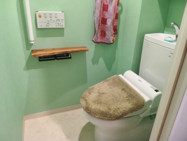 ポレスター玉川上水のトイレ|壁紙が緑なのでリラックス効果がありそうです。