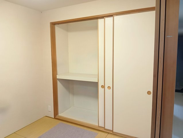 ポレスター玉川上水の和室|3枚が重なって全開に近くなるため、布団や季節家電の収納、取り出しやすいです！