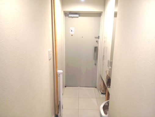 ポレスター玉川上水の玄関|白を基調としていて明るくきれいに見えます。