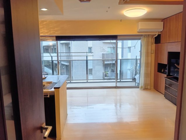 ポレスター玉川上水の居間・リビング|照明が温かみのある色でリラックスしてくつろげます。