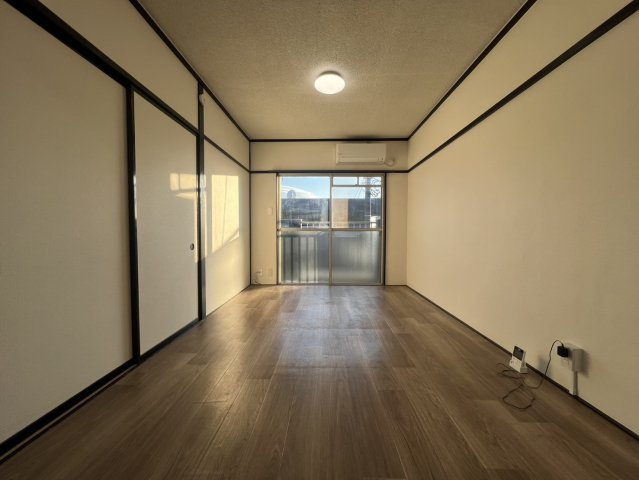 NAGA Iの居間・リビング|エアコンが付いた過ごしやすいリビングです