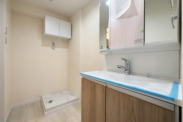 ハイネス小石川の独立洗面台|明るい洗面スペースは、使いやすさを徹底的に追求した設計です。忙しい朝も快適に自然と笑顔がこぼれる心地よいひとときを叶えます。毎日の身支度がスムーズに整う、家族みんなに優しい空間です。