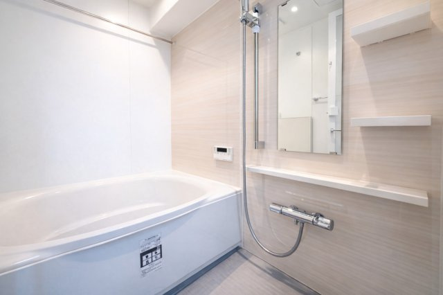 ハイネス小石川の浴室|家族みんなの疲れをやさしく包み込む、広々とした癒しのバスルーム。ゆったりとくつろげる空間で、日々のストレスもすっと解きほぐされる、心身ともにリラックスできるひとときをお届けします。