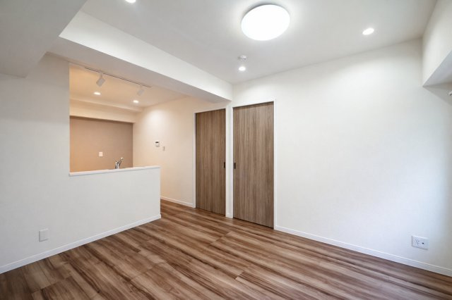 ハイネス小石川の居間・リビング|家具の配置もしやすいシンプル設計。家族の暮らしにちょうどいい、使いやすいリビングダイニングです。