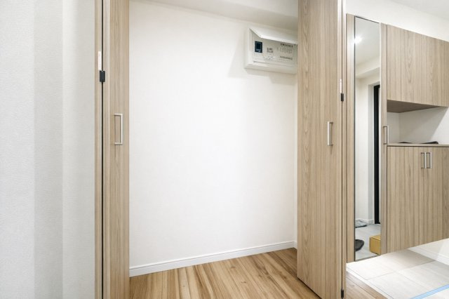 ハイネス小石川の収納|生活感をさりげなく隠す収納スペースが、インテリアを美しく整え、空間に広がりとゆとりをもたらします。細部までこだわった設計が、上質で心地よい暮らしを実現します。イノベーション