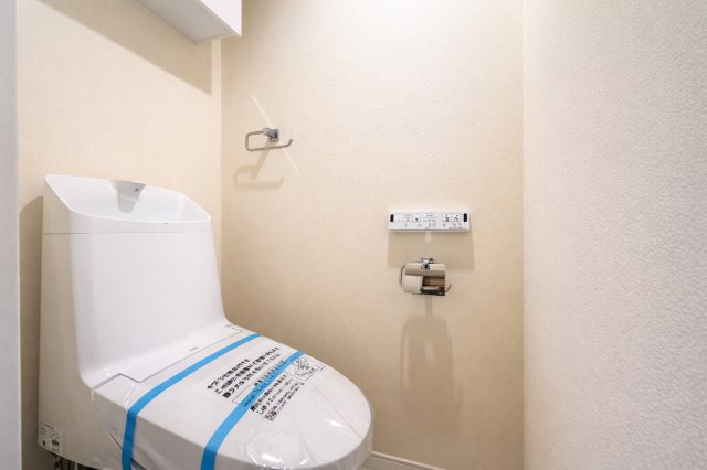 ハイネス小石川のトイレ|最新設備を備えたトイレは、快適性とスタイリッシュさを兼ね備えた空間。清潔感のある美しい内装とすっきりとしたデザインが、暮らしに心地よさをプラス。清潔・快適・美しさが調和した、上質なトイレ空間です。