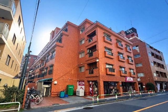 ハイネス小石川の外観|控えめながらも洗練されたフォルムが、街並みに自然と溶け込みます。ほどよい高さと落ち着きのある佇まいが、住まう人に安心感と静かな誇りをもたらします。不動産