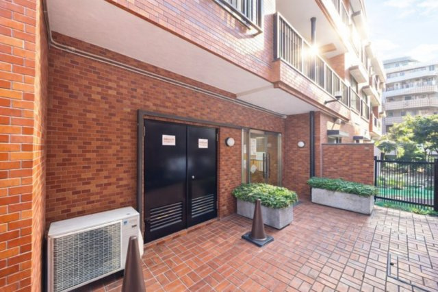 ハイネス小石川のその他|落ち着いた上質感あふれるエントランスが、家族の帰宅を温かく包み込みます。毎日の生活に安心感と特別な安らぎをもたらし、住まう方の心にゆとりと豊かさをもたらします。