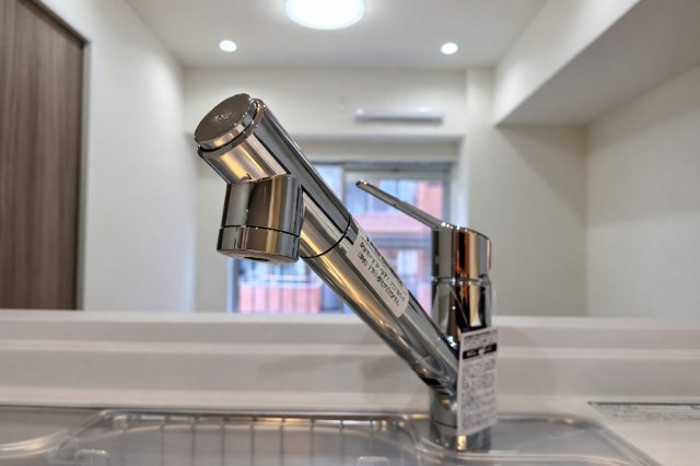 ハイネス小石川のキッチン|キッチンにうれしい浄水機能付き水栓。ハンドシャワーで使い勝手も抜群、毎日の家事がちょっと楽しくなります。