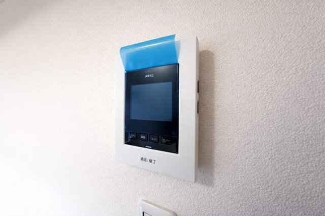 ハイネス小石川の防犯設備|リビングから来訪者の姿をしっかり確認できるモニター付きインターホンは、防犯性はもちろん、急な来客にも安心して対応できる心強い設備。ご家族の安全と安心な暮らしをそっと支えてくれます。