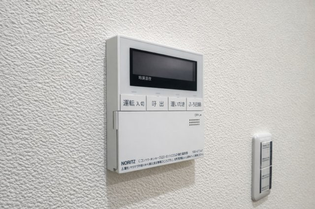 ハイネス小石川の発電・温水設備|ワンタッチ操作でお湯張りや追い焚きができるオートバスは、忙しい日々の中でも快適なバスタイムをサポート。湯温の調整や保温も自動で行えるため、いつでもちょうどいい温かさのお風呂が待っています。