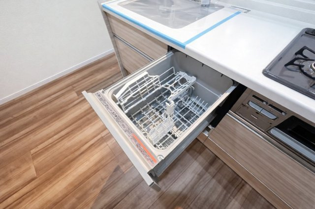 ハイネス小石川のキッチン|面倒な後片付けは食洗機におまかせ。空いた時間には、ソファでテレビを観ながらゆったりひと息。家事の負担を減らして、毎日に小さな余裕と心地よさをもたらします。