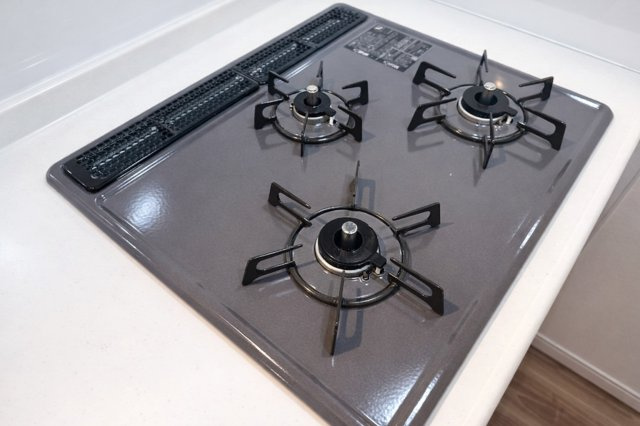 ハイネス小石川のキッチン|3口ガスコンロで、同時調理もスムーズに進み、時間を有効に使えるのがうれしいポイント。炒め物、煮込み、汁物など、複数の料理を一度に作れるので、忙しい朝や夕食の準備も効率よく進みます。