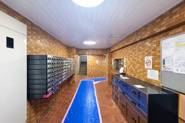 ハイネス小石川のロビー|広々とした明るいロビーは、陽光が差し込む心地よい空間を演出し、訪れる人の心をやさしく和ませます。