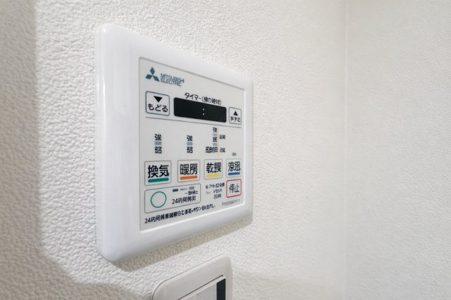 ハイネス小石川の冷暖房・空調設備|雨の日や花粉の季節も、浴室が頼れる乾燥スペースに早変わり。さらに暖房機能付きで、冬場のヒートショック対策にも配慮。清潔さと快適さを両立する、うれしい設備です。