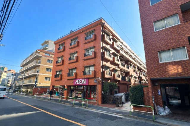 ハイネス小石川の外観|洗練されたフォルムと落ち着いた色調が、街並みにやさしく溶け込む佇まい。帰るたびに、心がふっと和らぐ外観です。1階にはスーパーがあり日々の買い物に便利です。