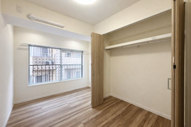 ハイネス小石川の洋室|クローゼットを備えた機能的な洋室。収納力に優れ、すっきりと整った空間を保ちやすく、住まい全体の心地よさを高めてくれます。