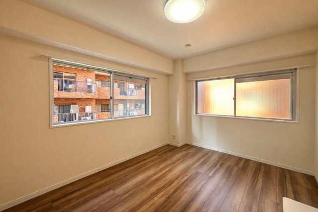 ハイネス小石川の洋室|窓からたっぷりと差し込む自然光と、ほどよい広がりが心をゆるめてくれる洋室。家具のレイアウトも自在で、気分や季節に合わせて自分らしい空間づくりが楽しめます。