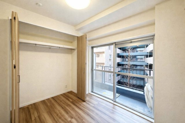 ハイネス小石川の洋室|余白のある空間は、暮らしの変化にしなやかに寄り添うキャンバスのような存在。朝の支度や夜のくつろぎ時間を、自分らしく彩りながら過ごせる場所がここにあります。