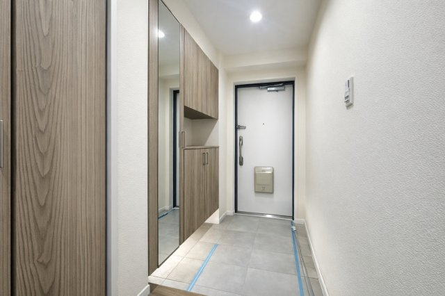 ハイネス小石川の玄関|落ち着いたデザインと広々とした空間が調和する玄関は、住まう人を温かく迎え入れます。毎日の出発と帰宅を心地よく包み込み、日常に上質なひとときをもたらしてくれる場所です。