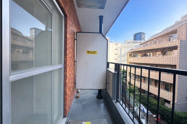 ハイネス小石川のバルコニー|やわらかな風がそっと頬をなで、空の広がりが日常を包み込むバルコニー。朝の光に目を細めたり、夕暮れの空にひと息ついたり──心がほどけるひとときが、ここにはあります。