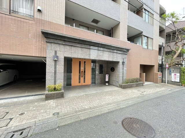 ルピナス王子駅前のエントランス