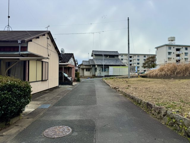 浜名区引佐町井伊谷の前面道路含む現地写真|前面道路となります。
北側から南向きに撮影しました。